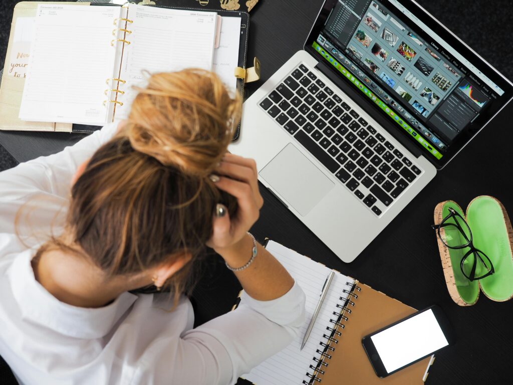 Carico di lavoro Donna piena di lavoro sul computer