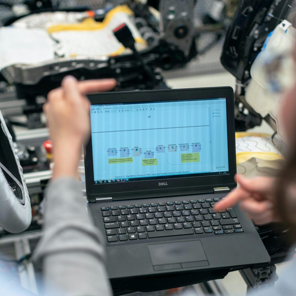 Cos'è Proactor? Lavoratore controlla l'andamento della produzione al computer
