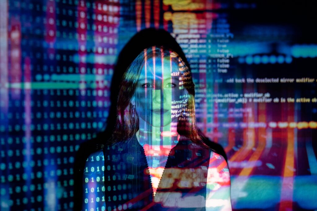 Donna che guarda dei dati proiettati