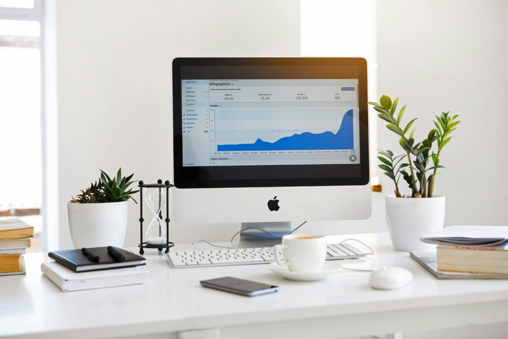 Luogo di lavoro con analisi dei dati sul computer