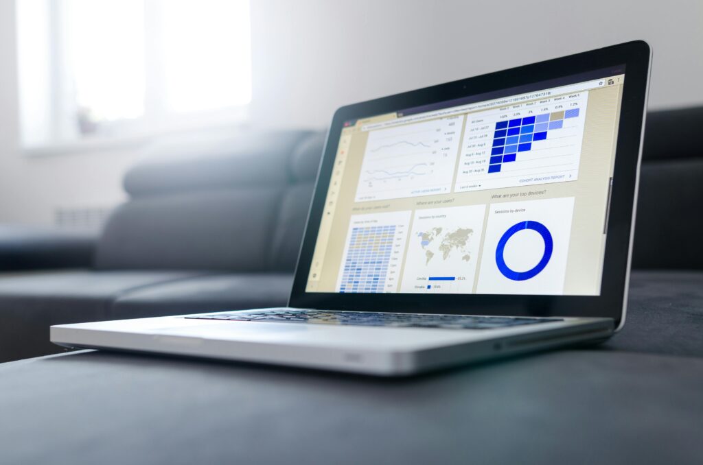 Luogo di lavoro con analisi dei dati sul computer