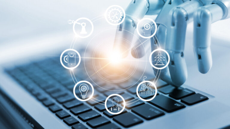 robot che scrive al pc con icone industria