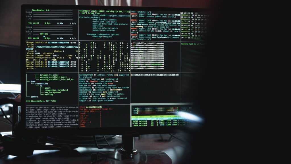 schermo con numeri binari e righe programmazione