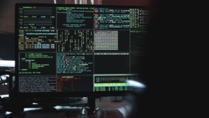 schermo con numeri binari e righe programmazione