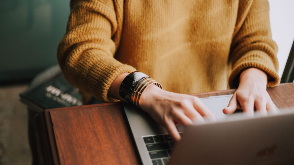 CRM manager: chi è, cosa fa, quanto è importante 1 persona che scrive al pc