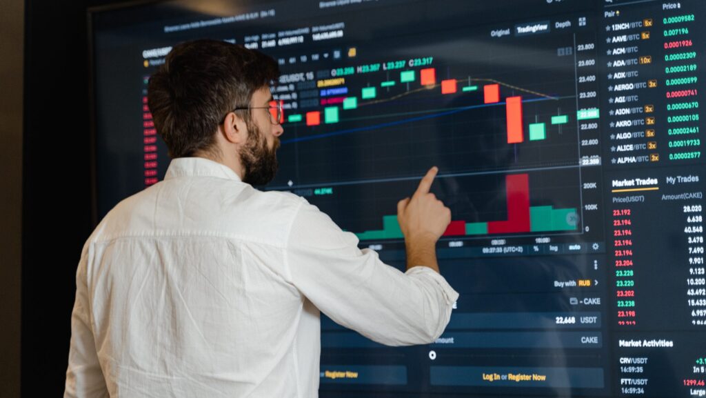 CRM e Marketing Automation 1 persona che guardati grafici sulla tv