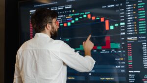 persona che guardati grafici sulla tv