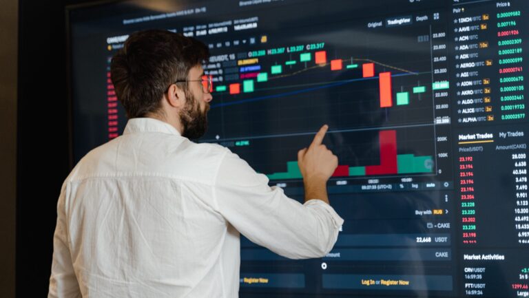 persona che guardati grafici sulla tv