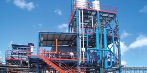 Impianto industriale con tubazioni colorate