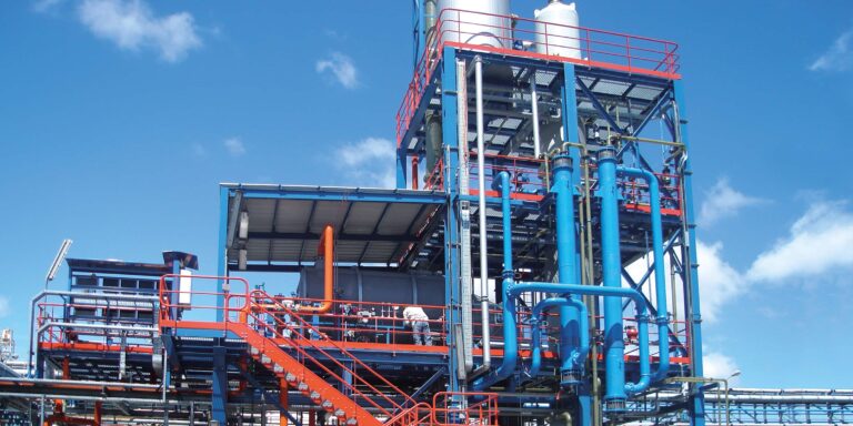 Impianto industriale con tubazioni colorate
